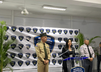 Oficiales de policía en reunión