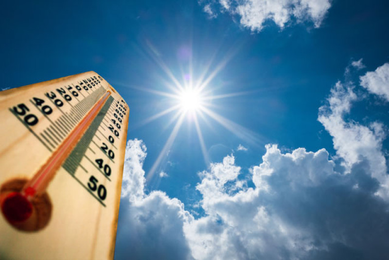 Termómetro marcando temperatura contra cielo azul