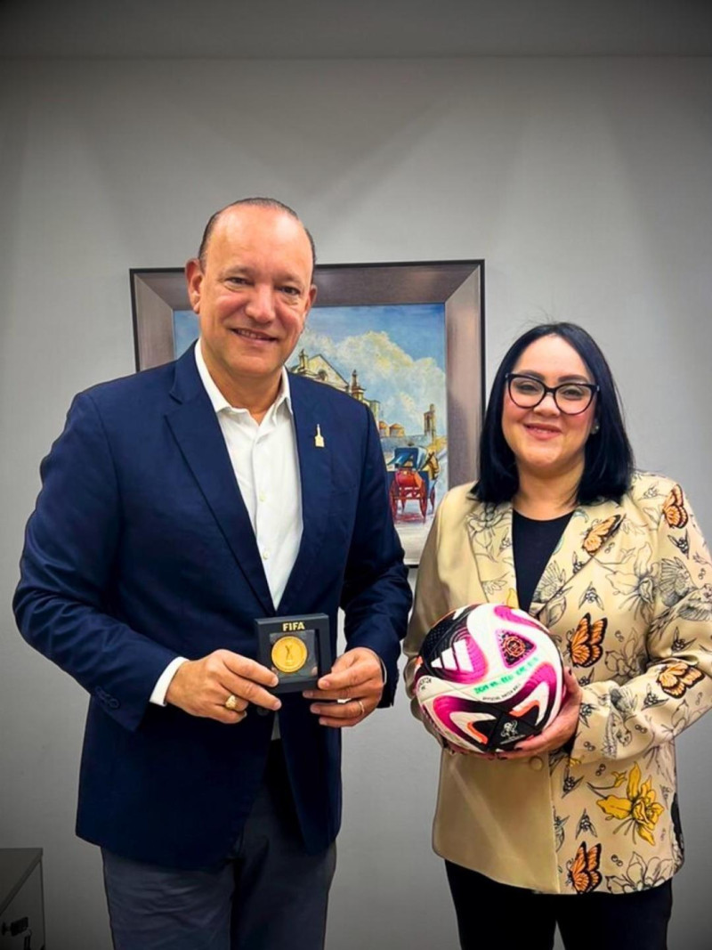 Pareja posa en evento formal