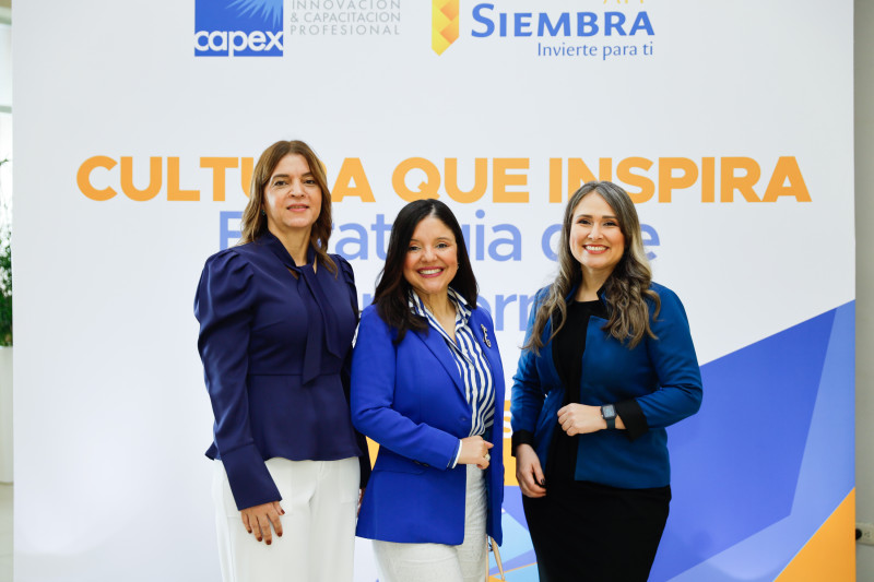 Tres mujeres sonrientes en uniforme azul