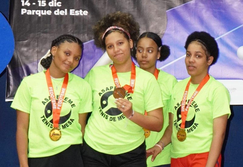 Cuatro mujeres posando en conjunto