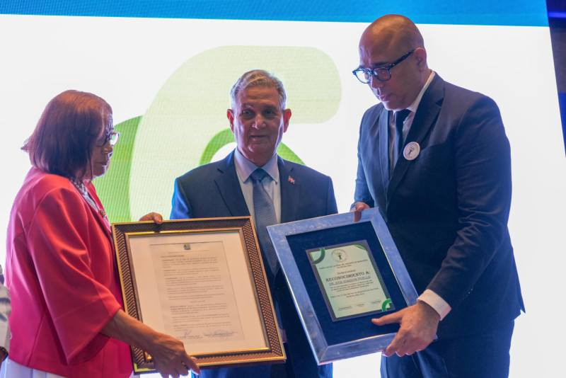 Hombre con placa de reconocimiento