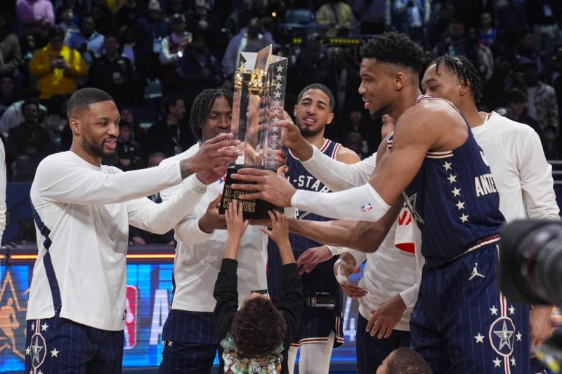 Equipo Stars celebra trofeo de baloncesto