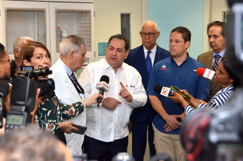 Hombre con camisa blanca dando discurso