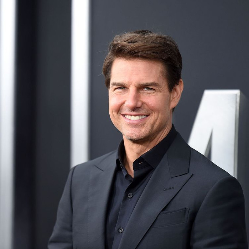 Tom Cruise con traje negro elegante