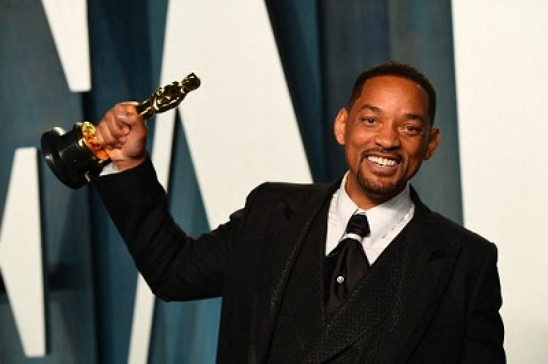 Will Smith sostiene su Oscar triunfante