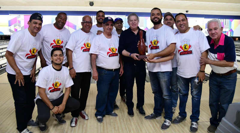 Jugadores dominicanos celebran con trofeo