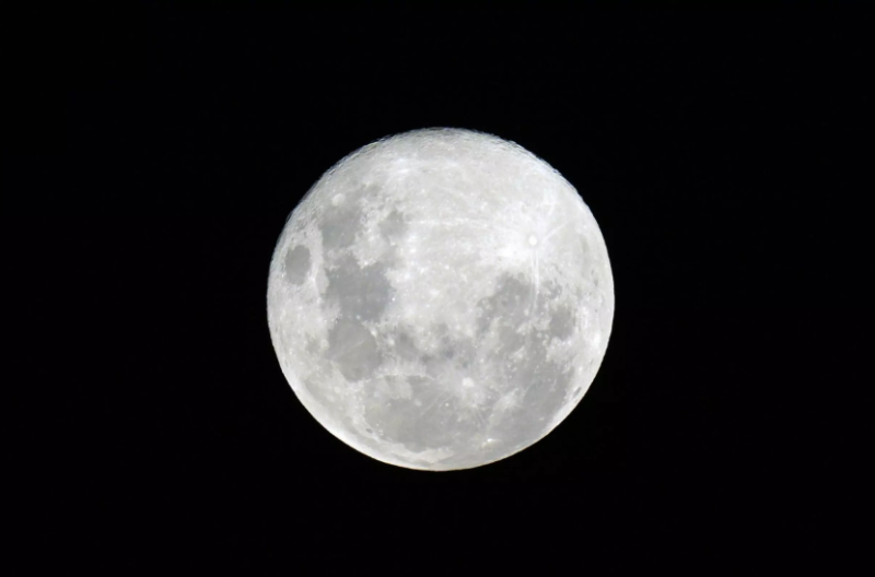 Luna llena brillante en cielo nocturno