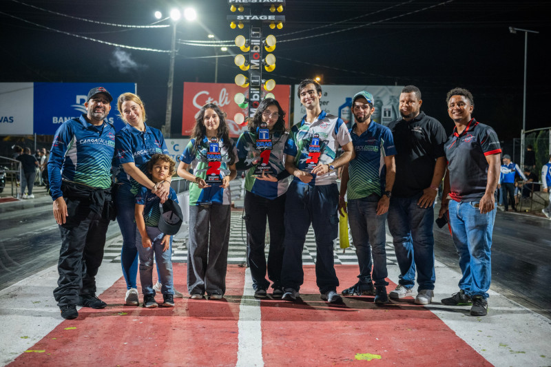 Ganadores con trofeos en festival