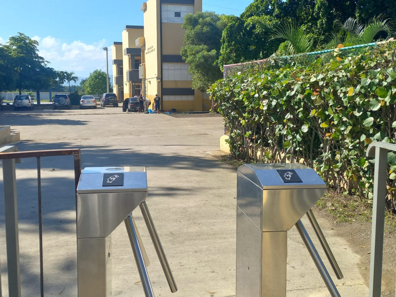 Torniquetes metálicos con símbolo de reciclaje