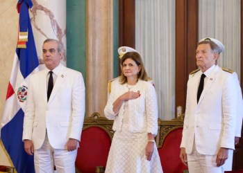 Tres personas en ropa blanca hospitalaria