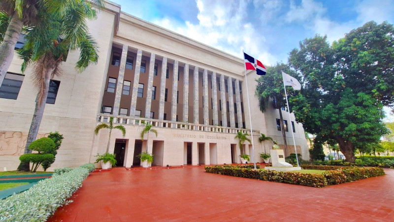 Edificio con bandera dominicana