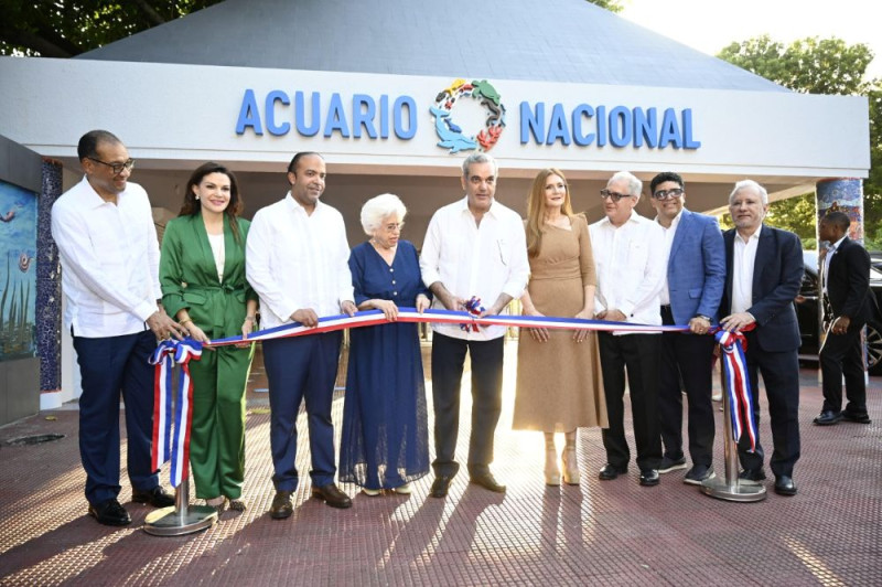 Personas cortan cinta en inauguración