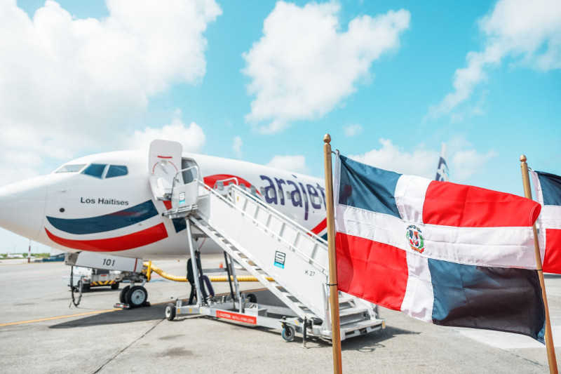 Bandera dominicana frente a avión