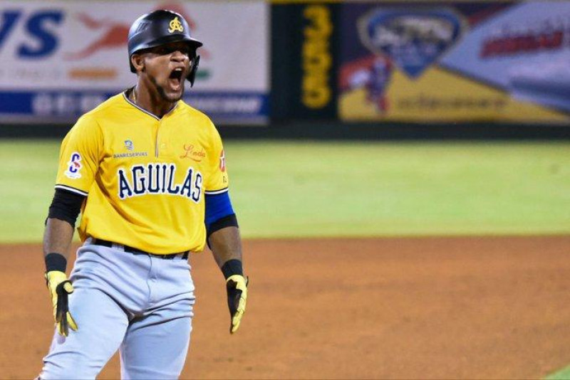 Jugador de béisbol con uniforme amarillo