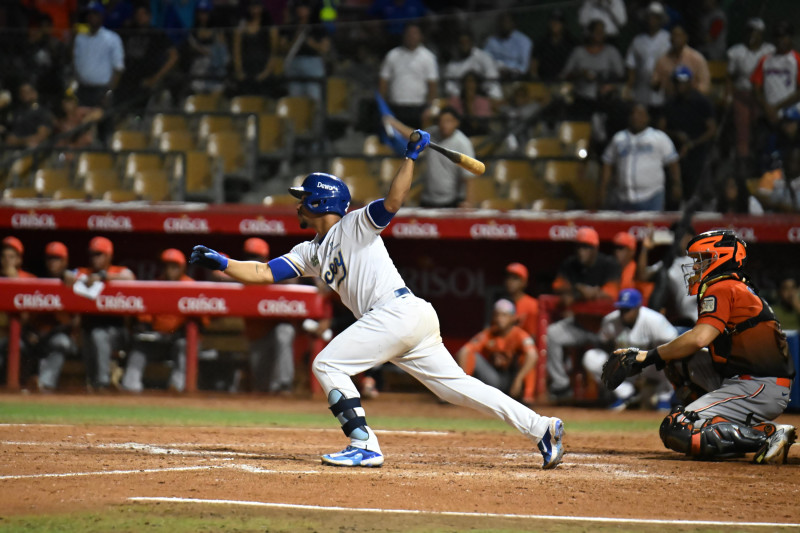 Jugador bateando en partido de béisbol