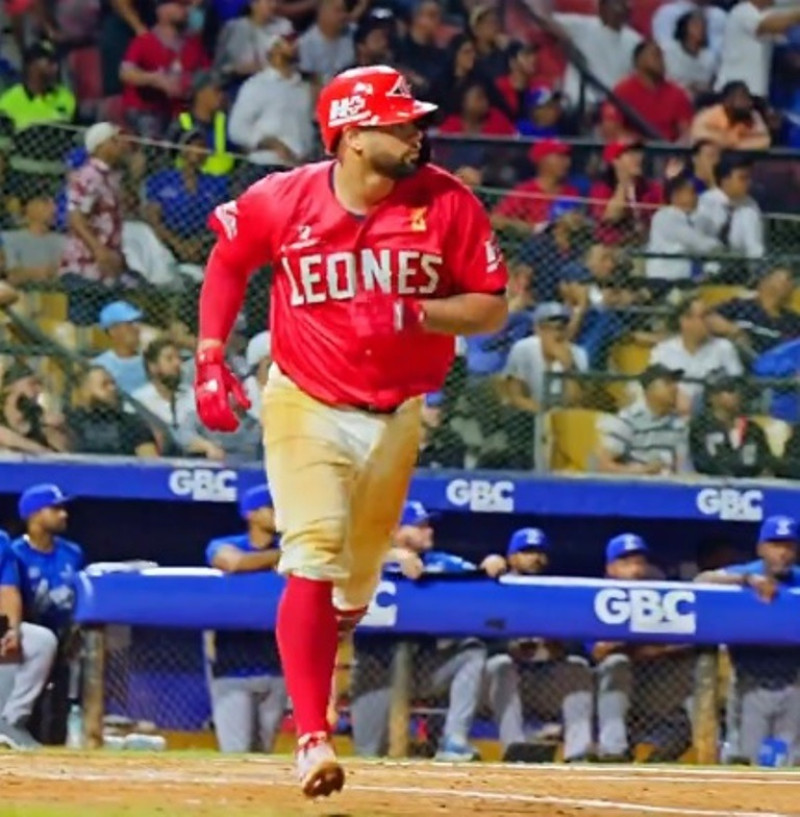 Jugador de béisbol con uniforme rojo