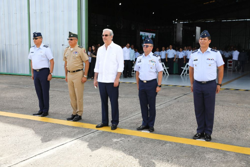 Cinco militares uniformados en formación