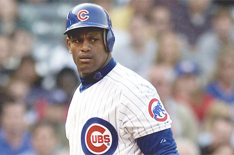 Jugador de béisbol en uniforme blanco