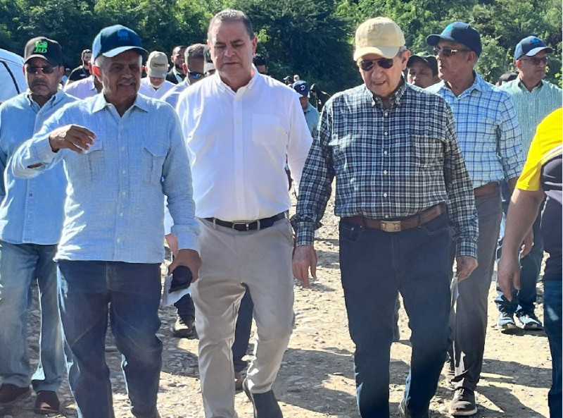 Hombres caminando por camino rural