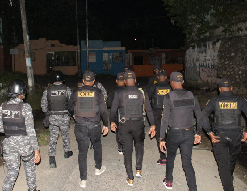 Policías DICRIM patrullando de noche