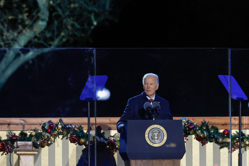 Biden da discurso desde podio