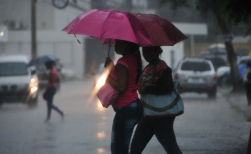 Dos mujeres caminando con paraguas