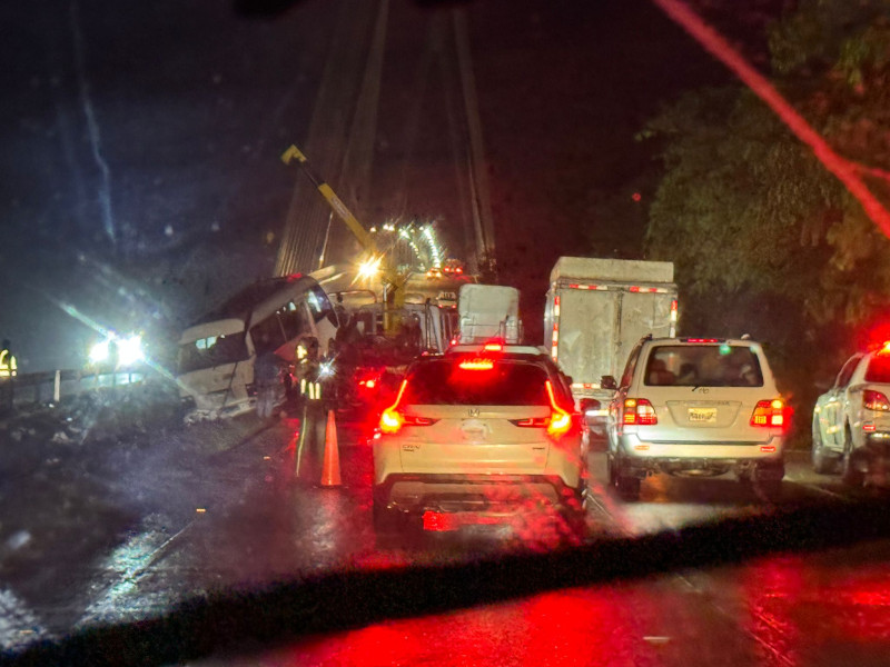 Vehículos cruzando calle inundada