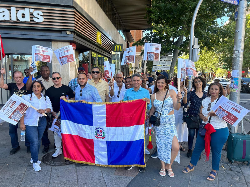 Manifestantes con bandera dominicana