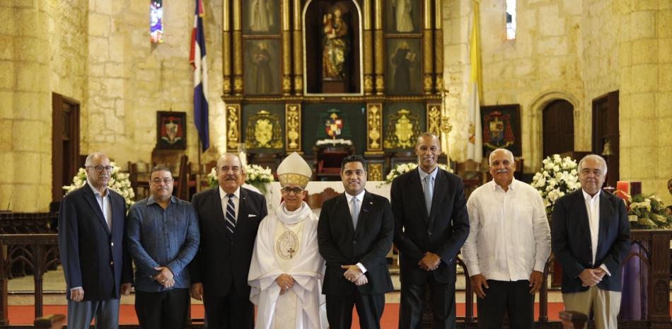 Sacerdote y fieles en iglesia católica