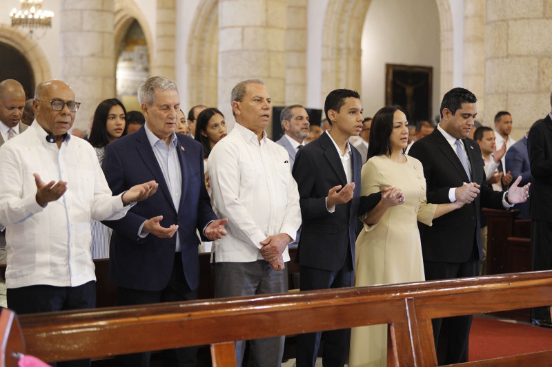 Grupo reunido dentro de iglesia