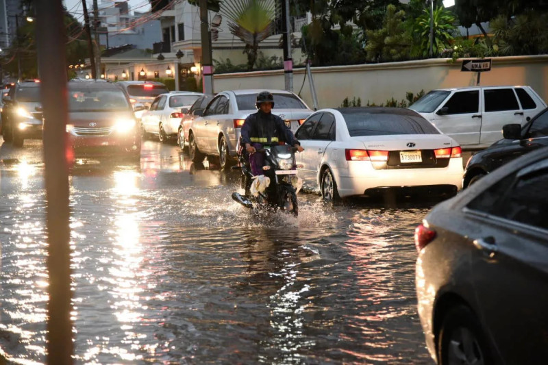 Calle inundada con vehículos