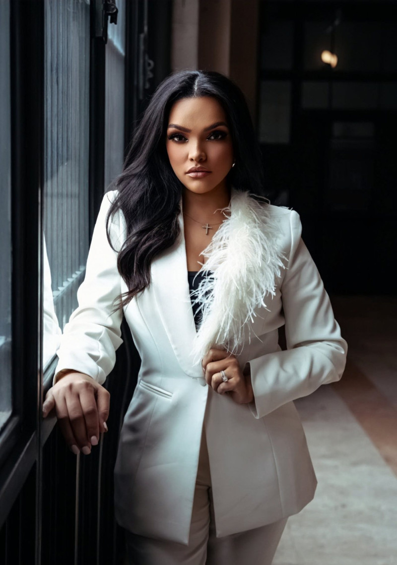 Mujer en traje blanco y sonriente