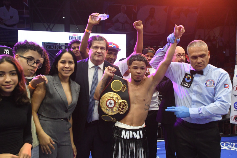 Boxeador con cinturón y árbitro