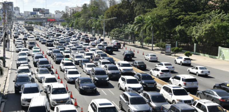 Fila de autos en carretera