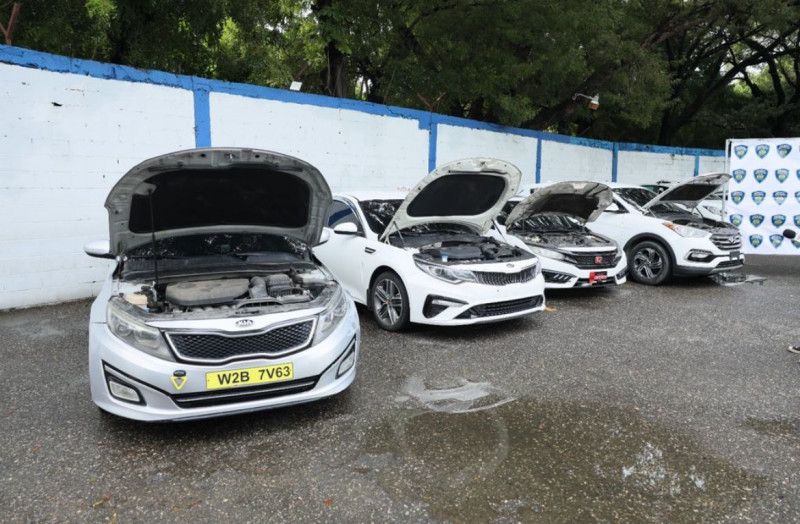 Carros con capós abiertos en exhibición