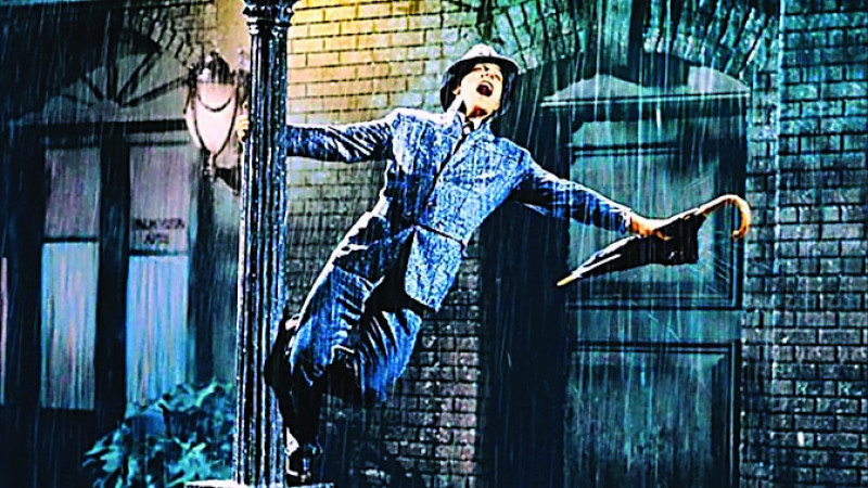 Hombre bailando bajo la lluvia