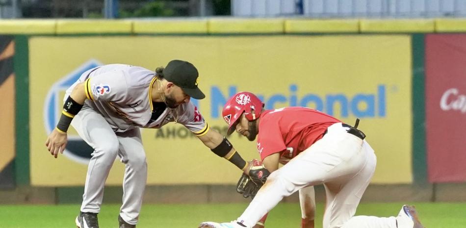 Peloteros chocan en base durante juego