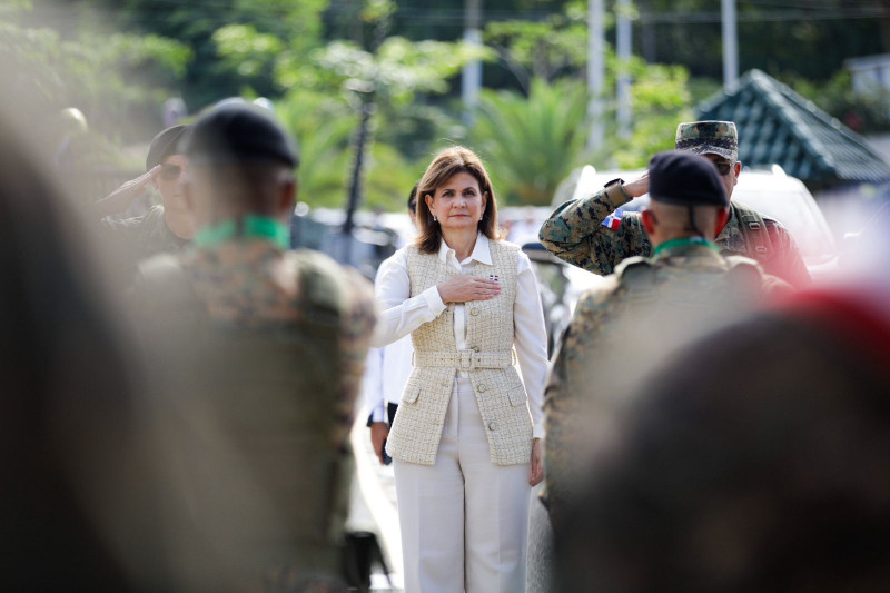 Mujer uniformada realizando saludo militar