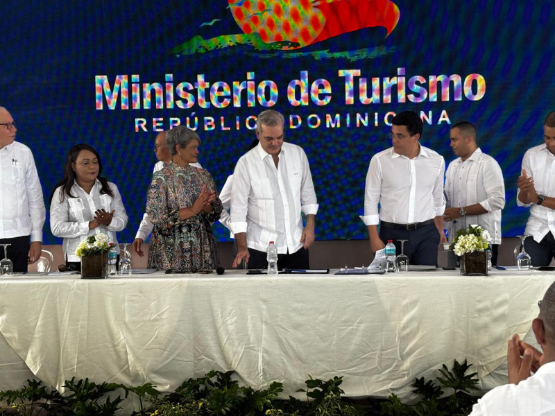 Ministro de Turismo en conferencia