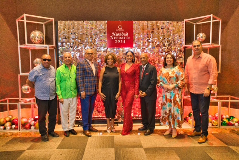 Grupo posa junto a bandera dominicana