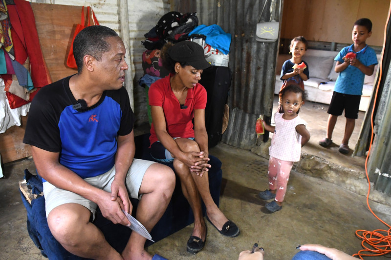 Familia refugiada en albergue temporal