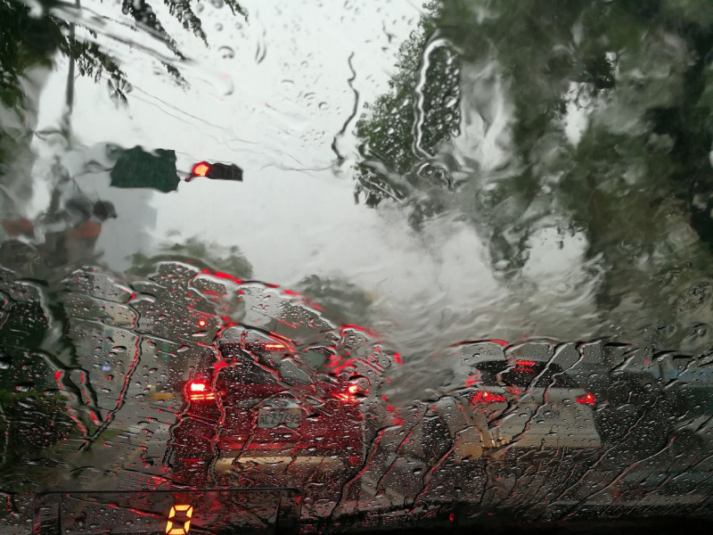 Tráfico bajo lluvia en ciudad