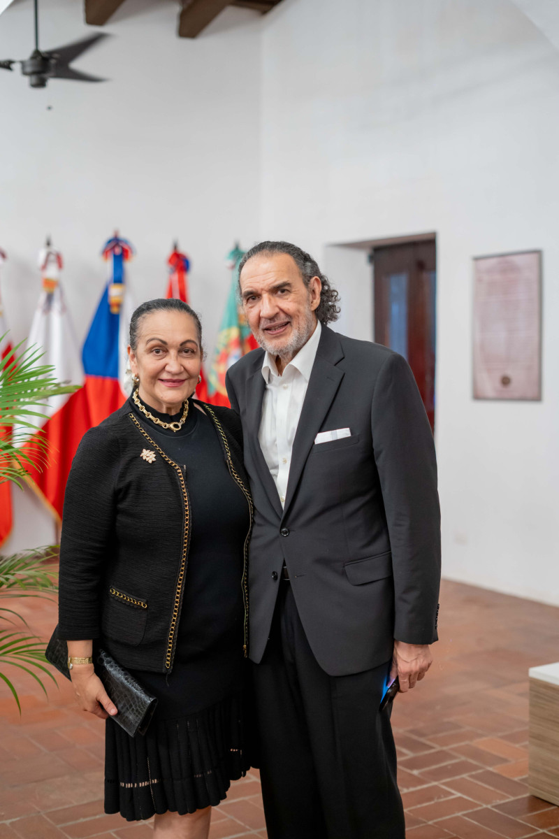 Pareja posa sonriente en exterior