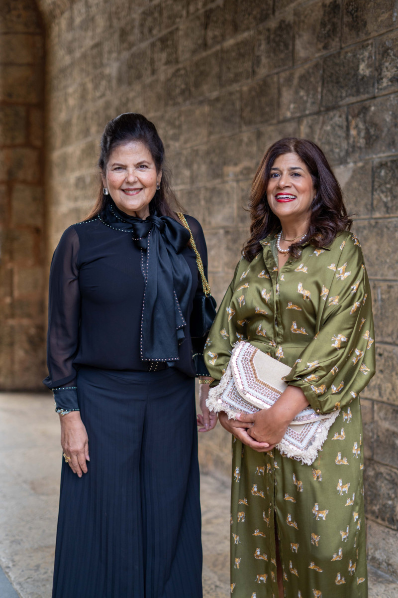 Dos mujeres con vestidos de gala