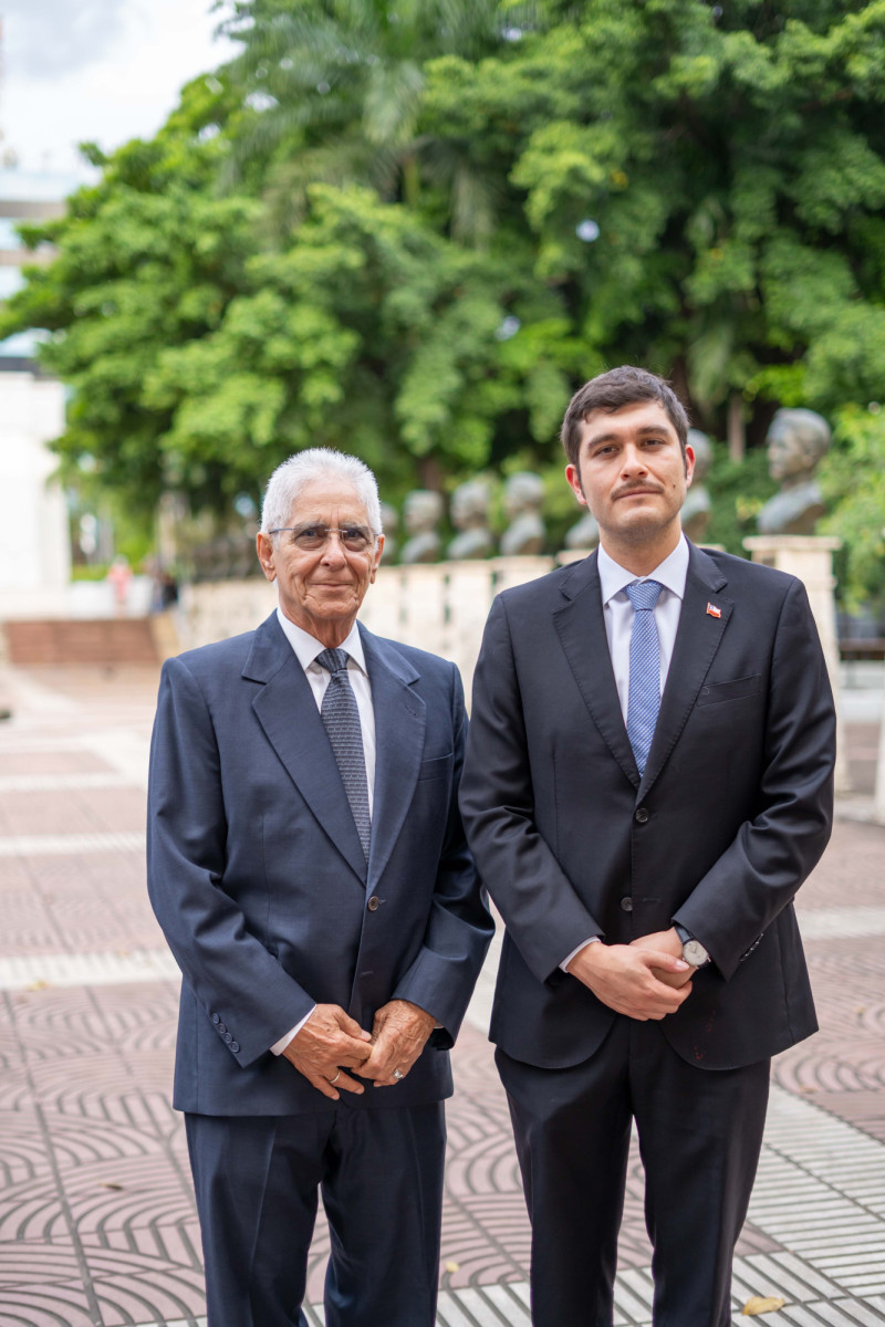 Dos hombres de traje al exterior