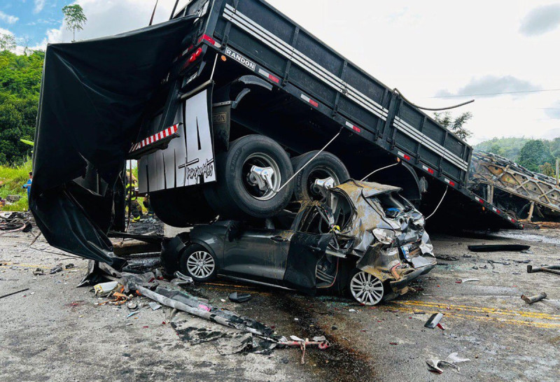 Camión y auto destrozados tras colisión