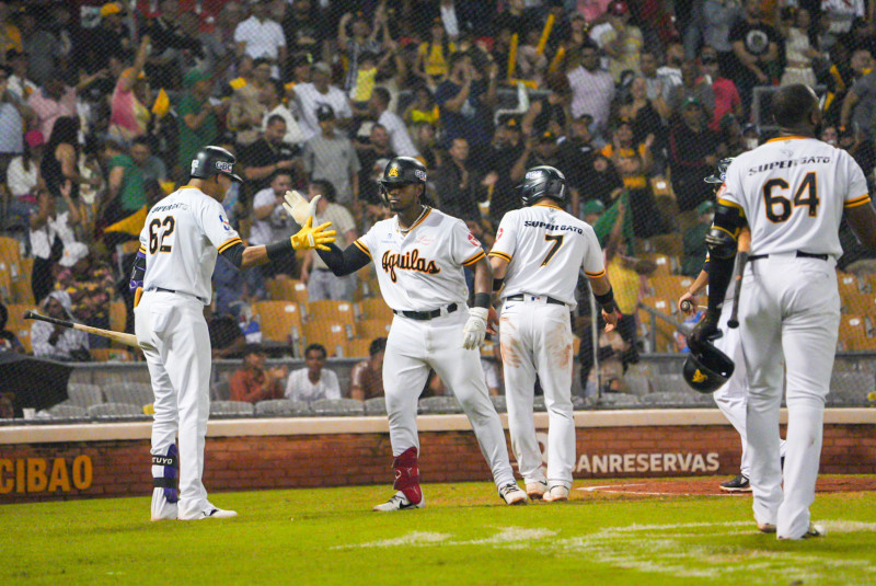 Jugadores de las Águilas celebran luego de conectar jonrón