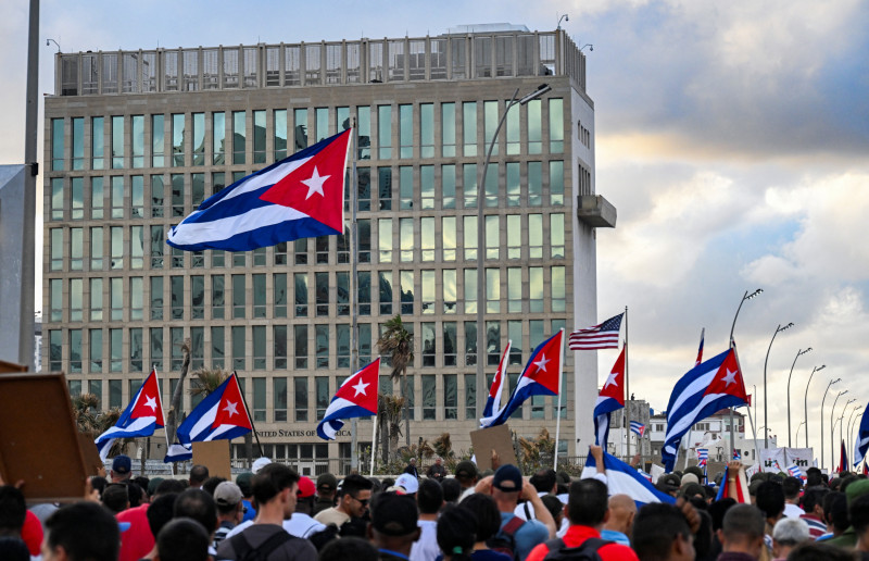 Manifestantes protestando contra dictadura cubana