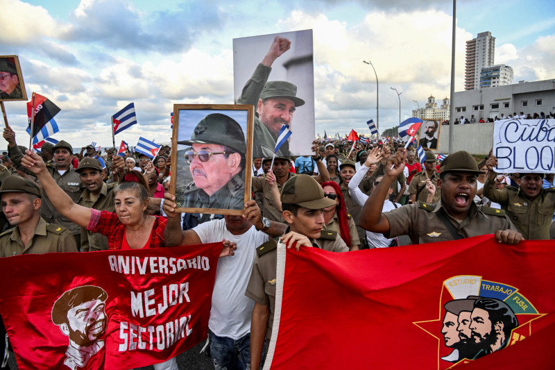 Manifestantes sostienen imagen de Castro